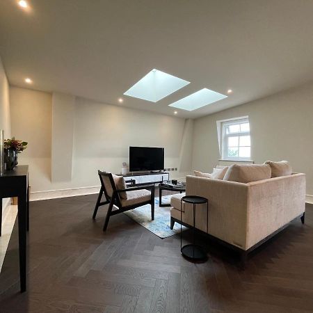 Luxurious, 2 Bed, 2 Bath Penthouse Apartment In Highly Desirable Chigwell Chcl F8 Exteriér fotografie