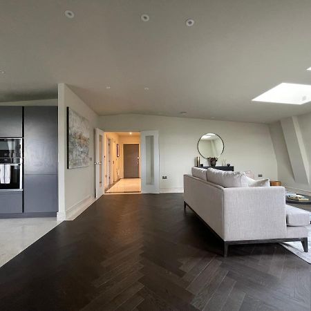 Luxurious, 2 Bed, 2 Bath Penthouse Apartment In Highly Desirable Chigwell Chcl F8 Exteriér fotografie