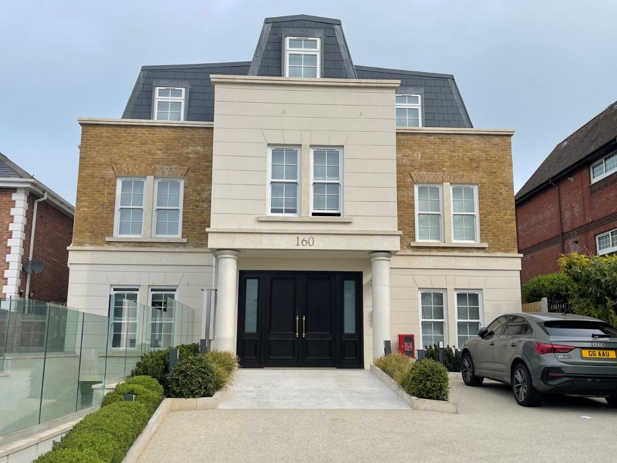 Luxurious, 2 Bed, 2 Bath Penthouse Apartment In Highly Desirable Chigwell Chcl F8 Exteriér fotografie
