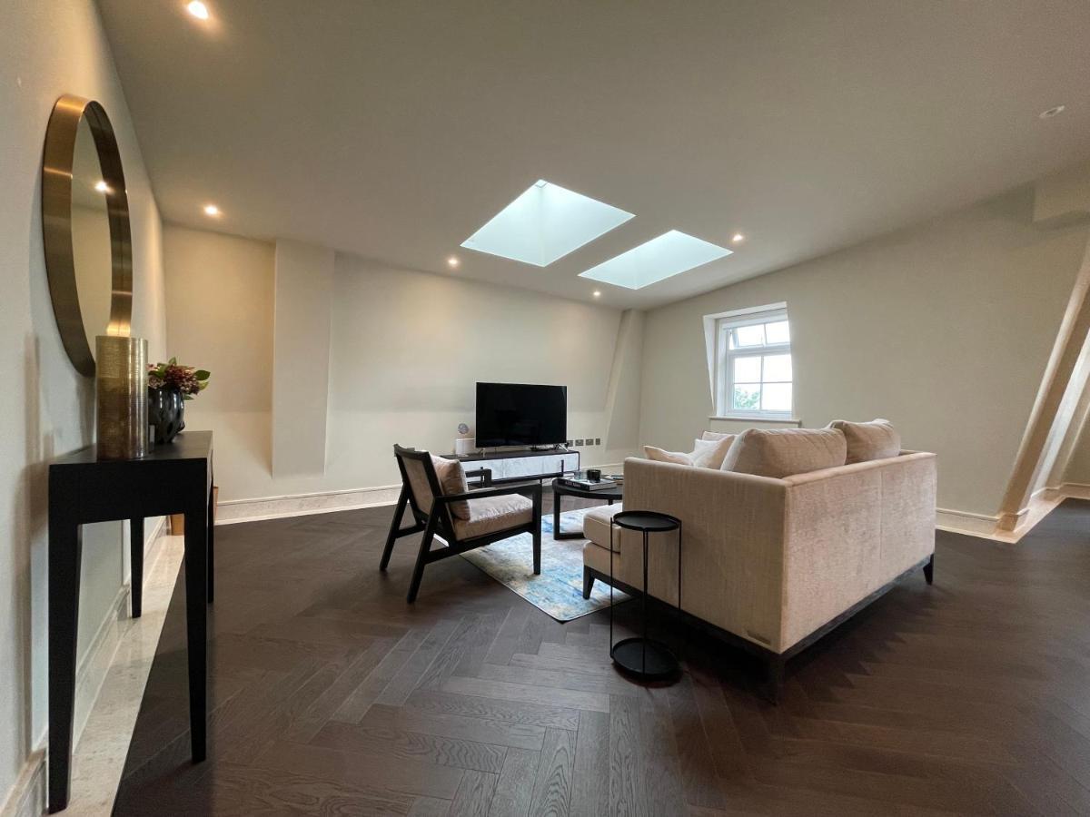 Luxurious, 2 Bed, 2 Bath Penthouse Apartment In Highly Desirable Chigwell Chcl F8 Exteriér fotografie