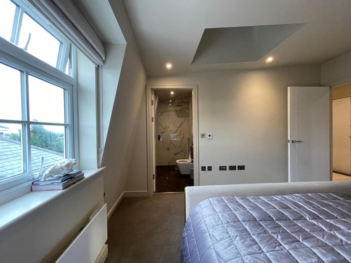 Luxurious, 2 Bed, 2 Bath Penthouse Apartment In Highly Desirable Chigwell Chcl F8 Exteriér fotografie