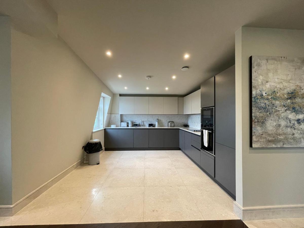 Luxurious, 2 Bed, 2 Bath Penthouse Apartment In Highly Desirable Chigwell Chcl F8 Exteriér fotografie