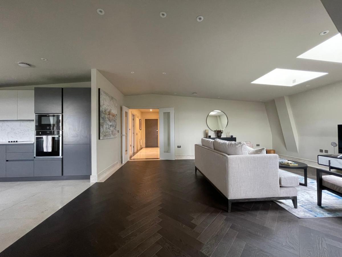 Luxurious, 2 Bed, 2 Bath Penthouse Apartment In Highly Desirable Chigwell Chcl F8 Exteriér fotografie
