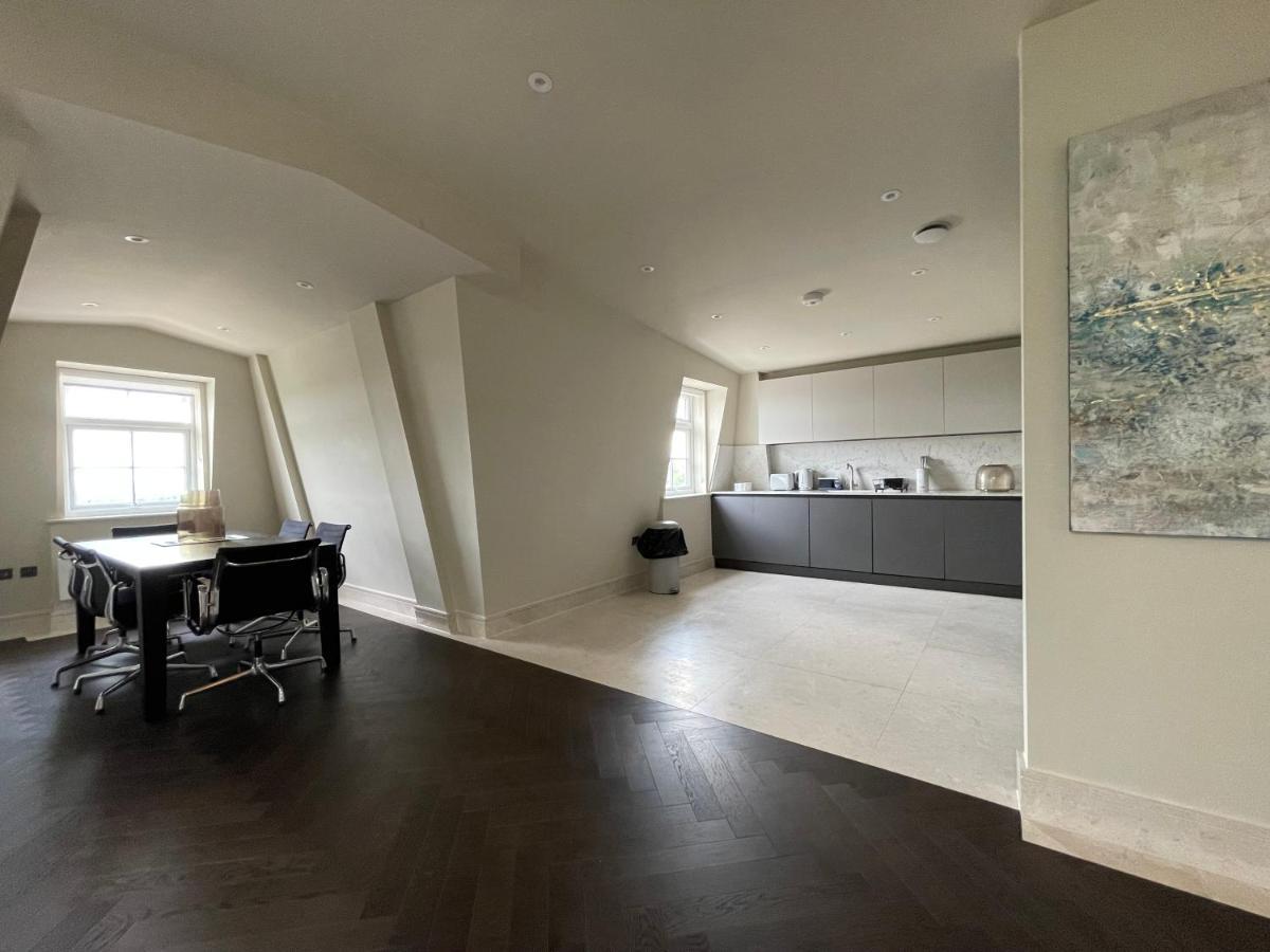 Luxurious, 2 Bed, 2 Bath Penthouse Apartment In Highly Desirable Chigwell Chcl F8 Exteriér fotografie