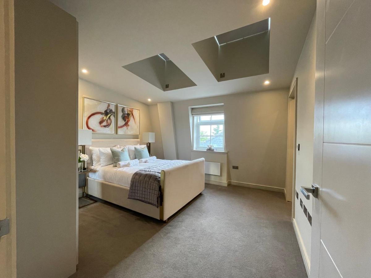 Luxurious, 2 Bed, 2 Bath Penthouse Apartment In Highly Desirable Chigwell Chcl F8 Exteriér fotografie