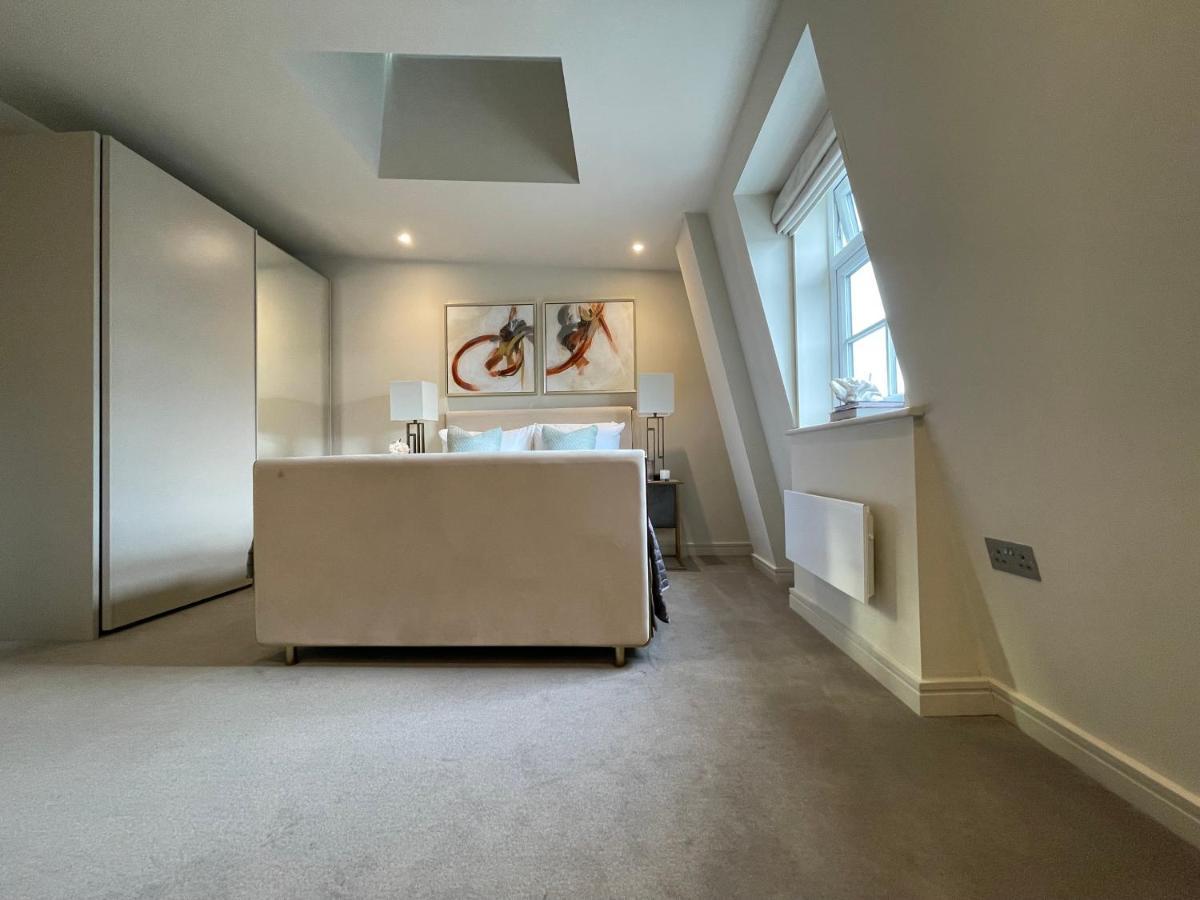 Luxurious, 2 Bed, 2 Bath Penthouse Apartment In Highly Desirable Chigwell Chcl F8 Exteriér fotografie