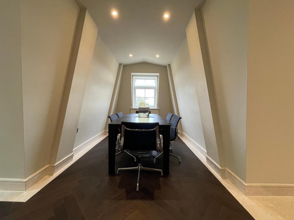 Luxurious, 2 Bed, 2 Bath Penthouse Apartment In Highly Desirable Chigwell Chcl F8 Exteriér fotografie