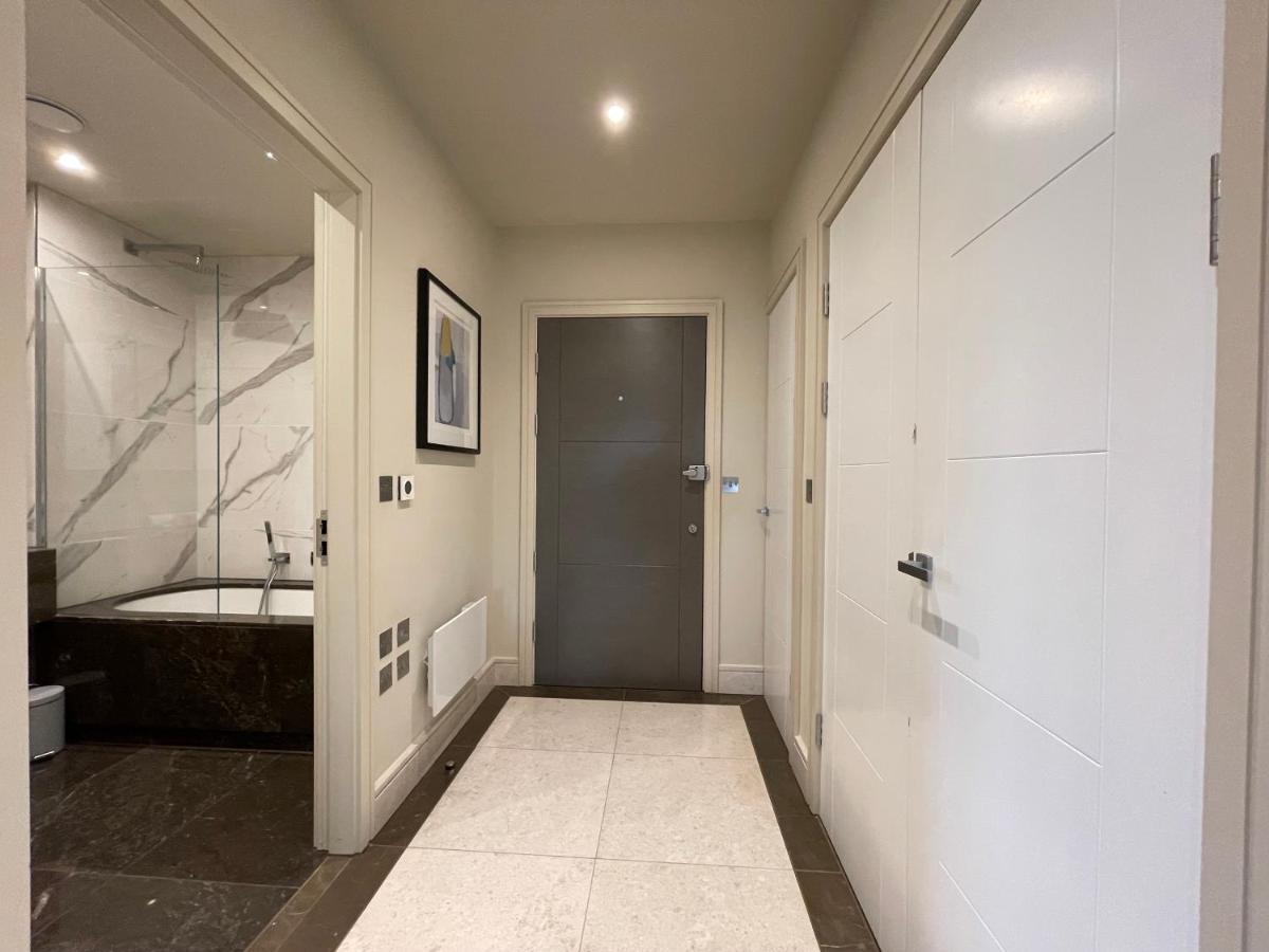 Luxurious, 2 Bed, 2 Bath Penthouse Apartment In Highly Desirable Chigwell Chcl F8 Exteriér fotografie