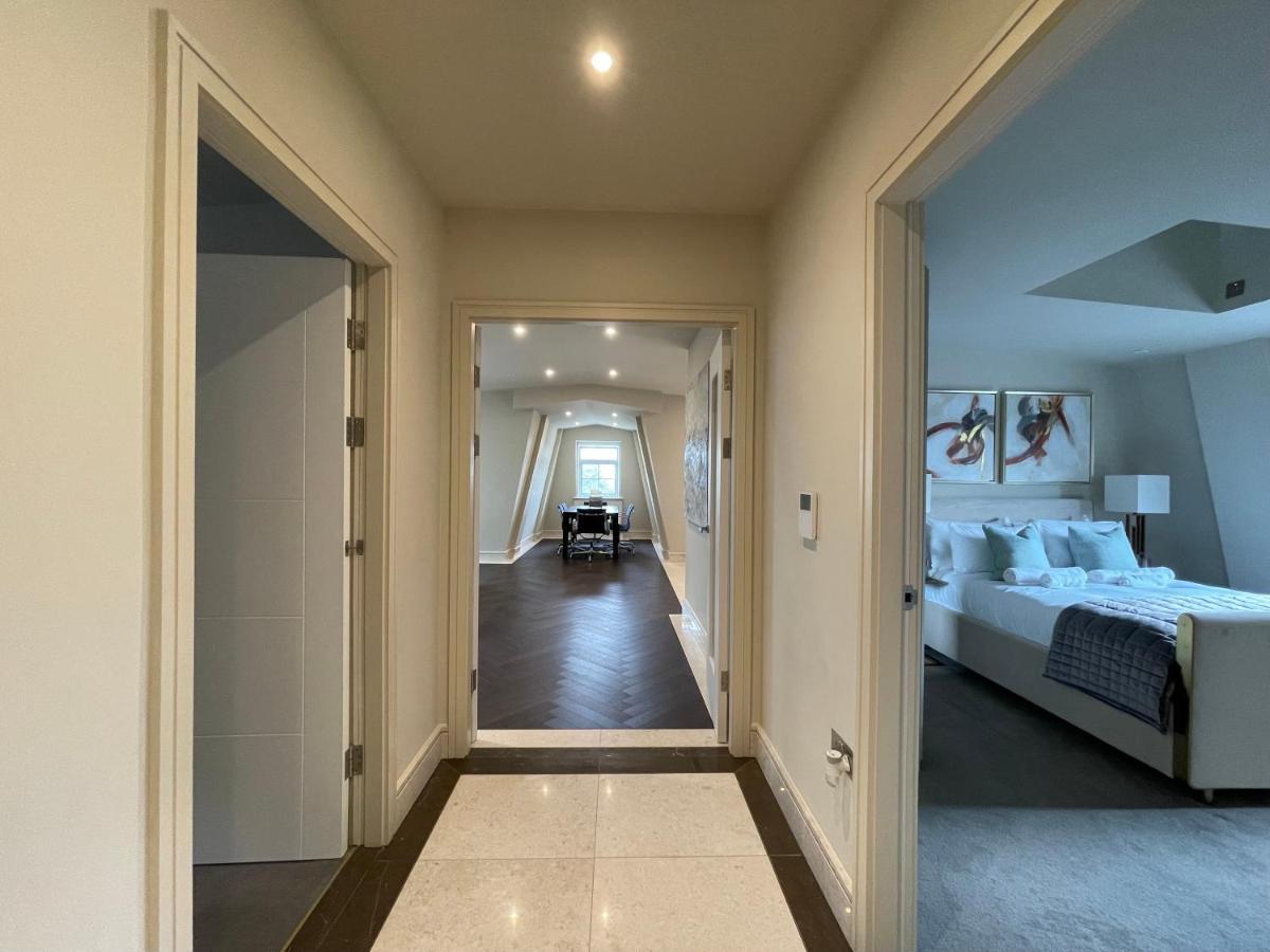 Luxurious, 2 Bed, 2 Bath Penthouse Apartment In Highly Desirable Chigwell Chcl F8 Exteriér fotografie
