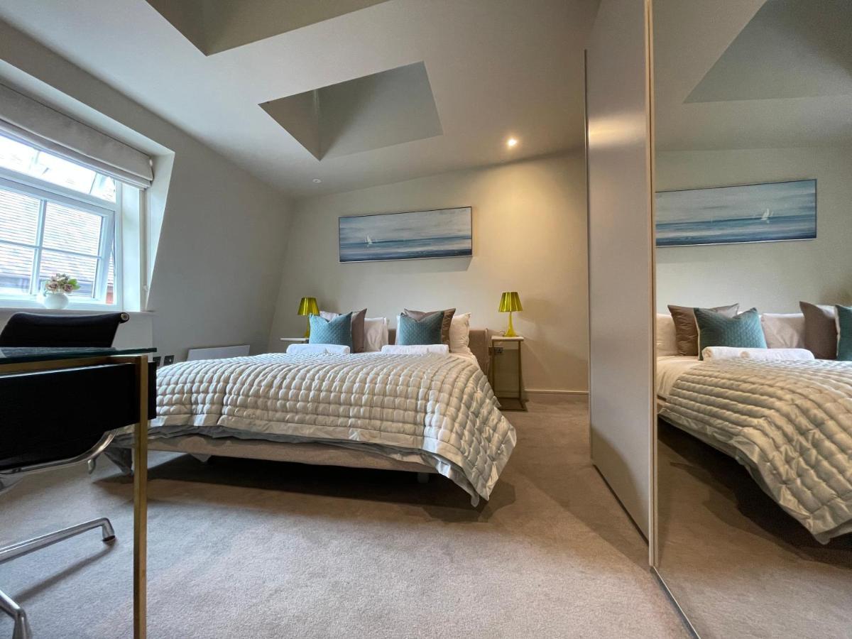 Luxurious, 2 Bed, 2 Bath Penthouse Apartment In Highly Desirable Chigwell Chcl F8 Exteriér fotografie