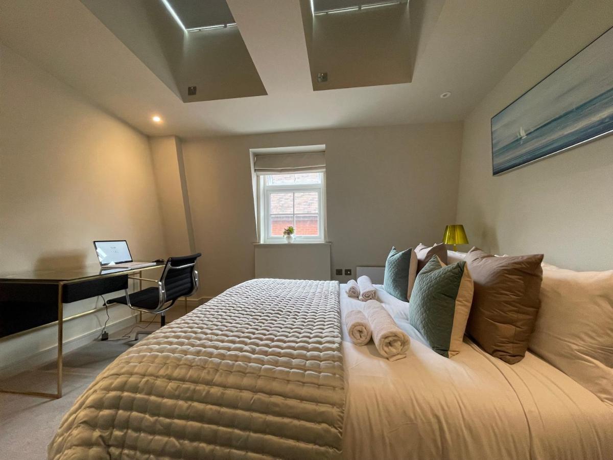 Luxurious, 2 Bed, 2 Bath Penthouse Apartment In Highly Desirable Chigwell Chcl F8 Exteriér fotografie