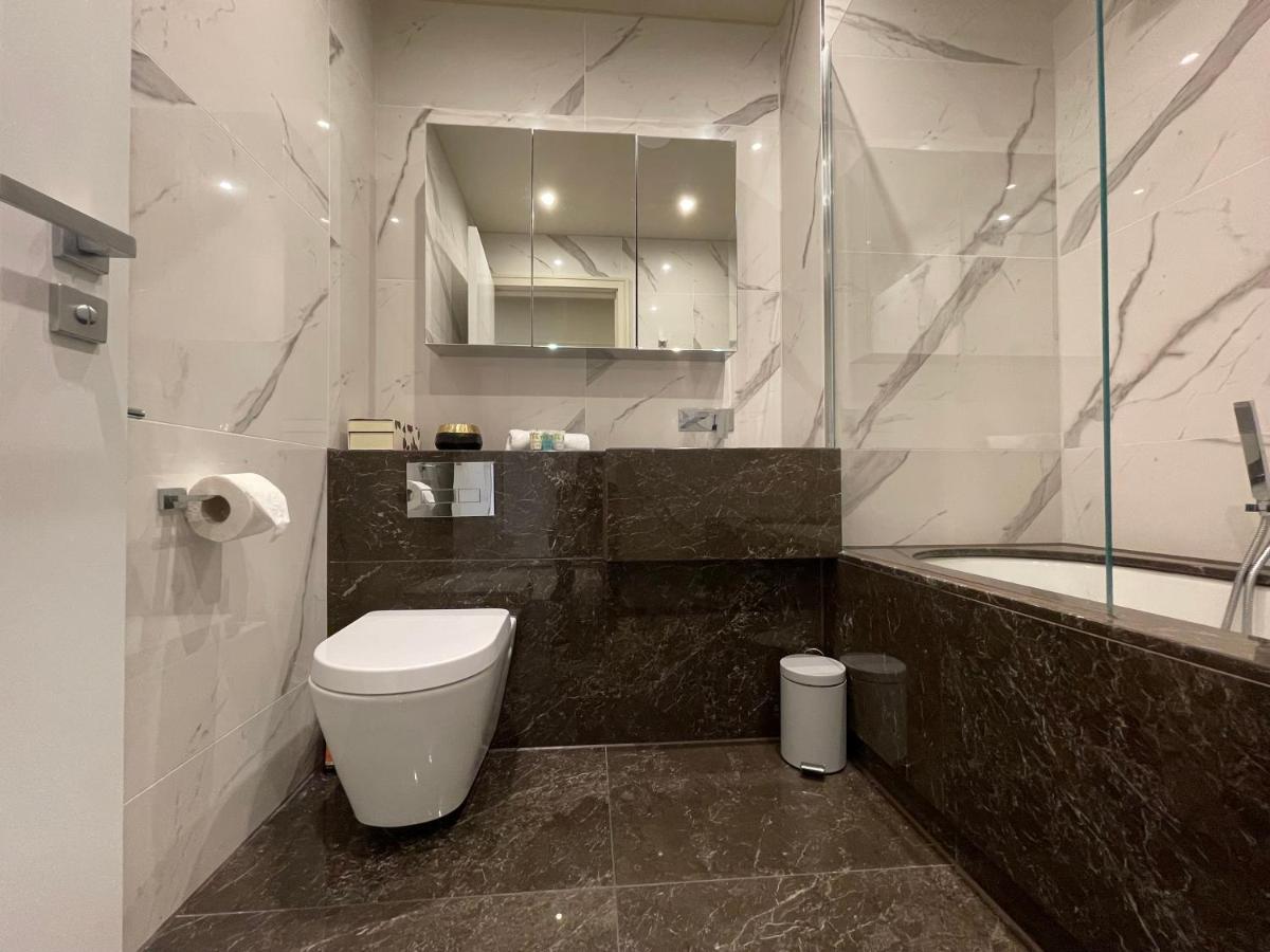 Luxurious, 2 Bed, 2 Bath Penthouse Apartment In Highly Desirable Chigwell Chcl F8 Exteriér fotografie