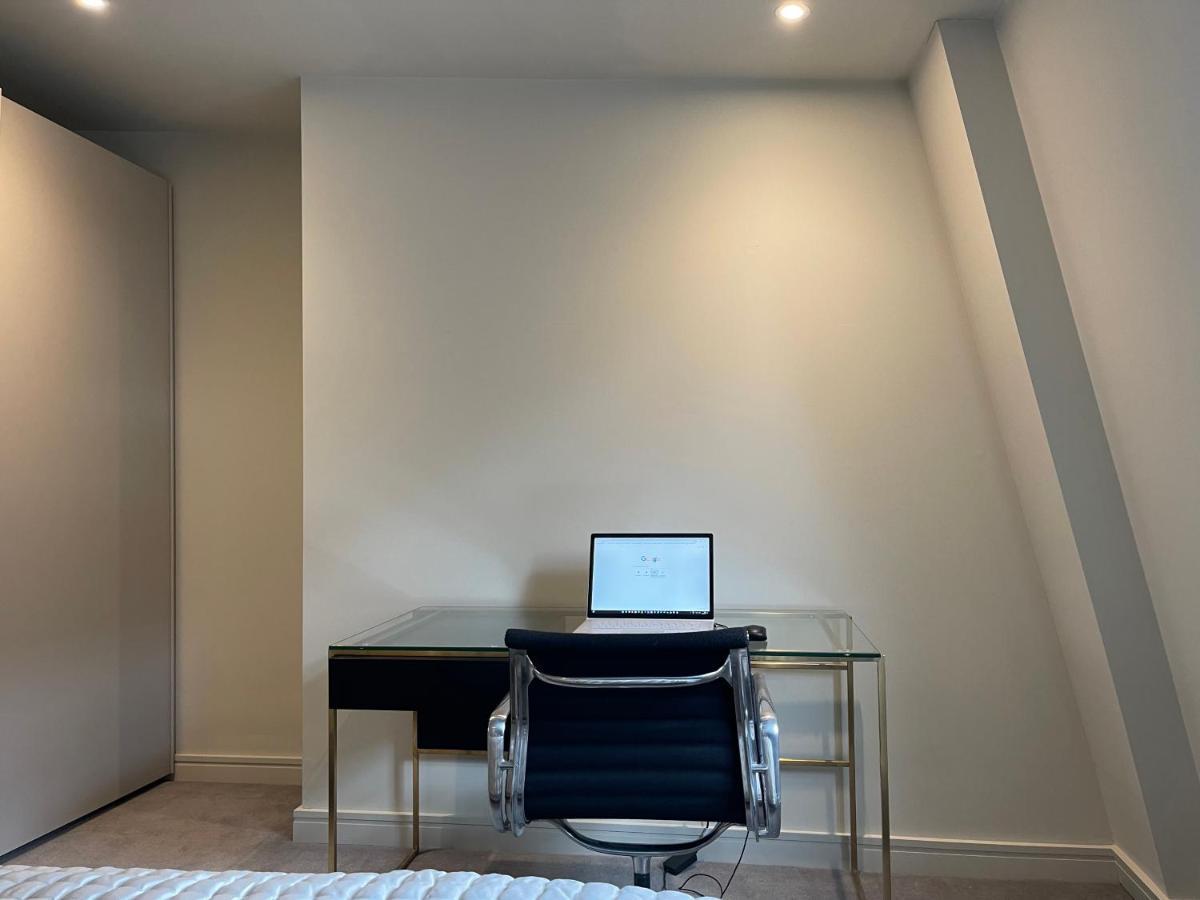Luxurious, 2 Bed, 2 Bath Penthouse Apartment In Highly Desirable Chigwell Chcl F8 Exteriér fotografie