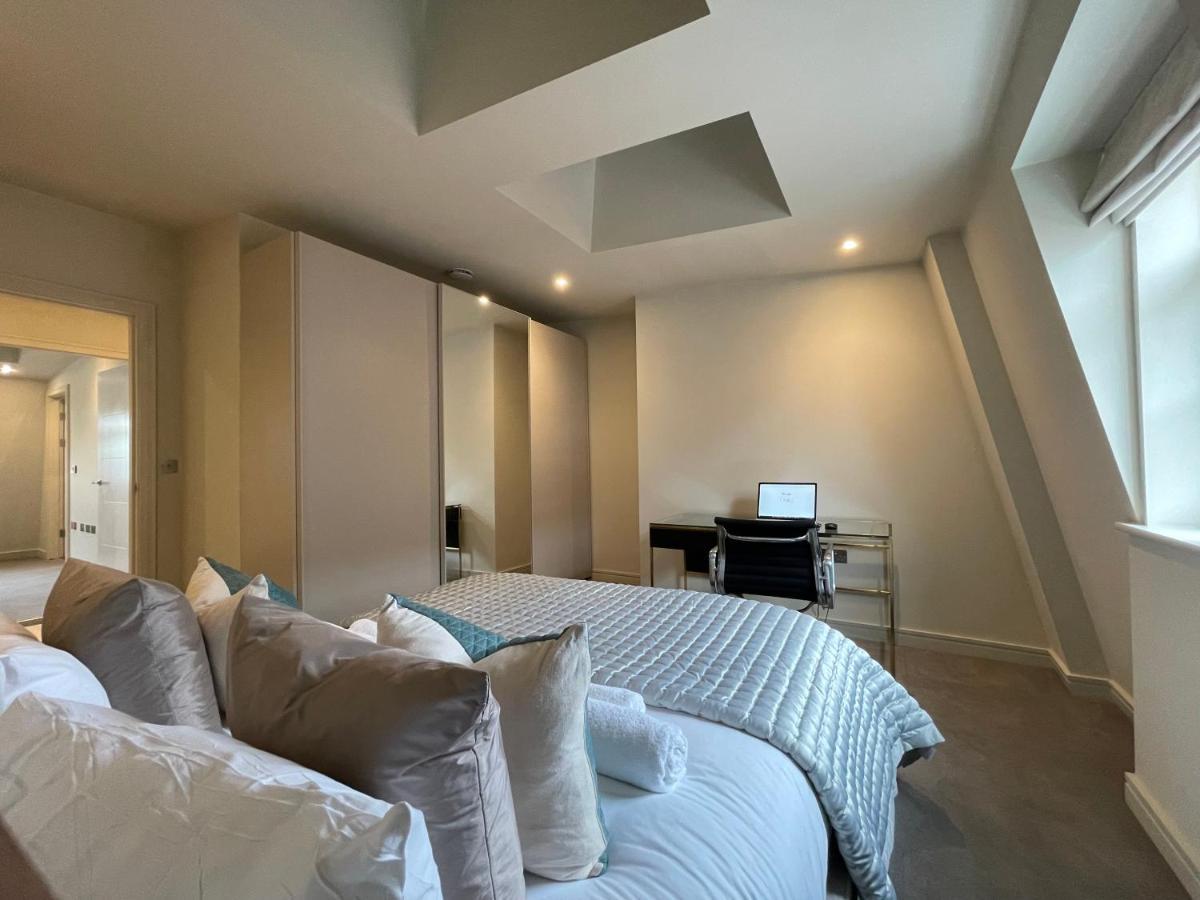 Luxurious, 2 Bed, 2 Bath Penthouse Apartment In Highly Desirable Chigwell Chcl F8 Exteriér fotografie