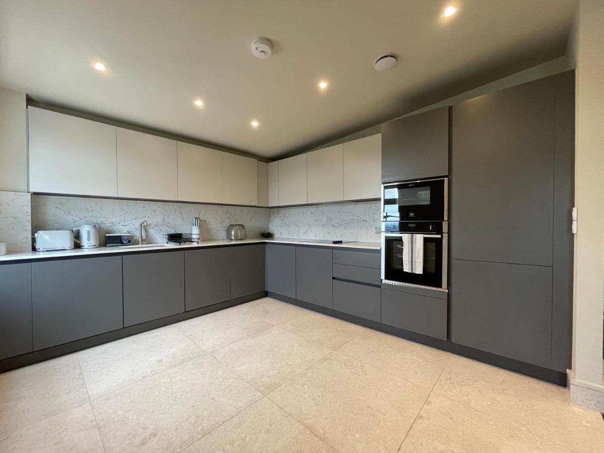 Luxurious, 2 Bed, 2 Bath Penthouse Apartment In Highly Desirable Chigwell Chcl F8 Exteriér fotografie
