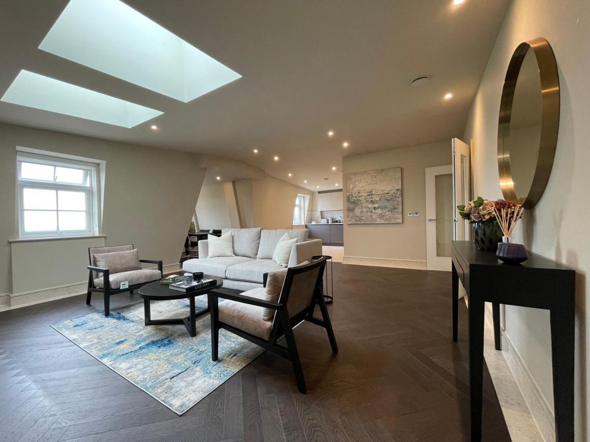 Luxurious, 2 Bed, 2 Bath Penthouse Apartment In Highly Desirable Chigwell Chcl F8 Exteriér fotografie